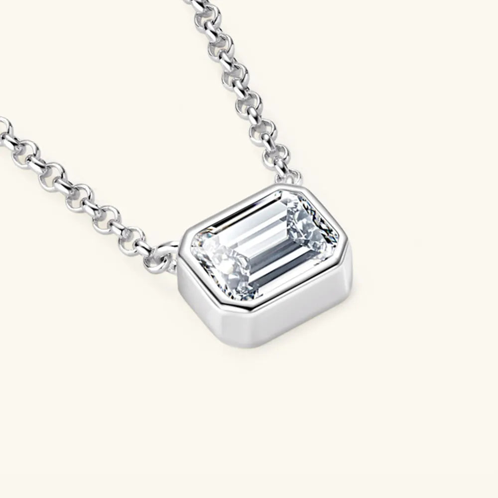 1-carat Morganite pendant necklace, small and elegant