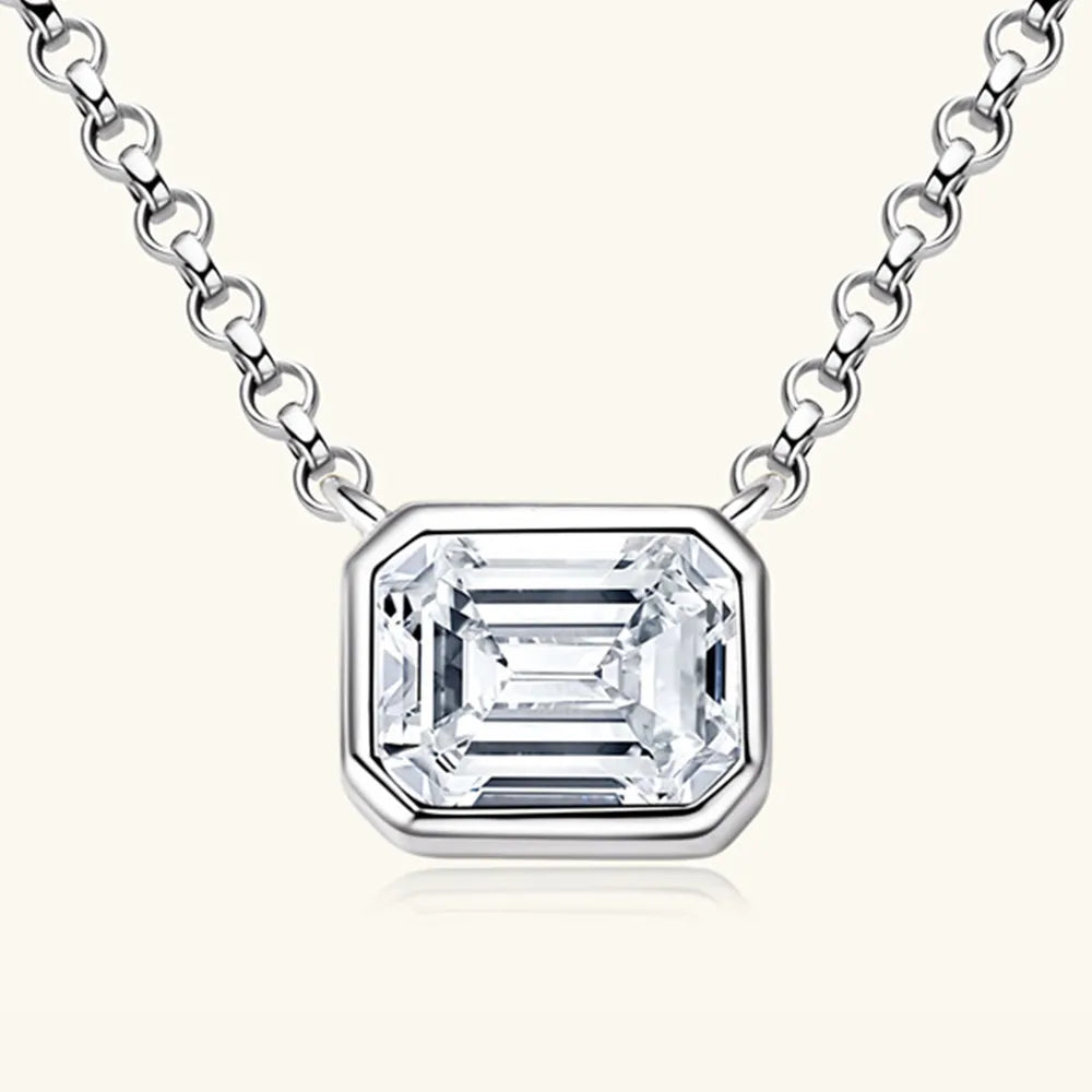 1-carat Morganite pendant necklace, small and elegant