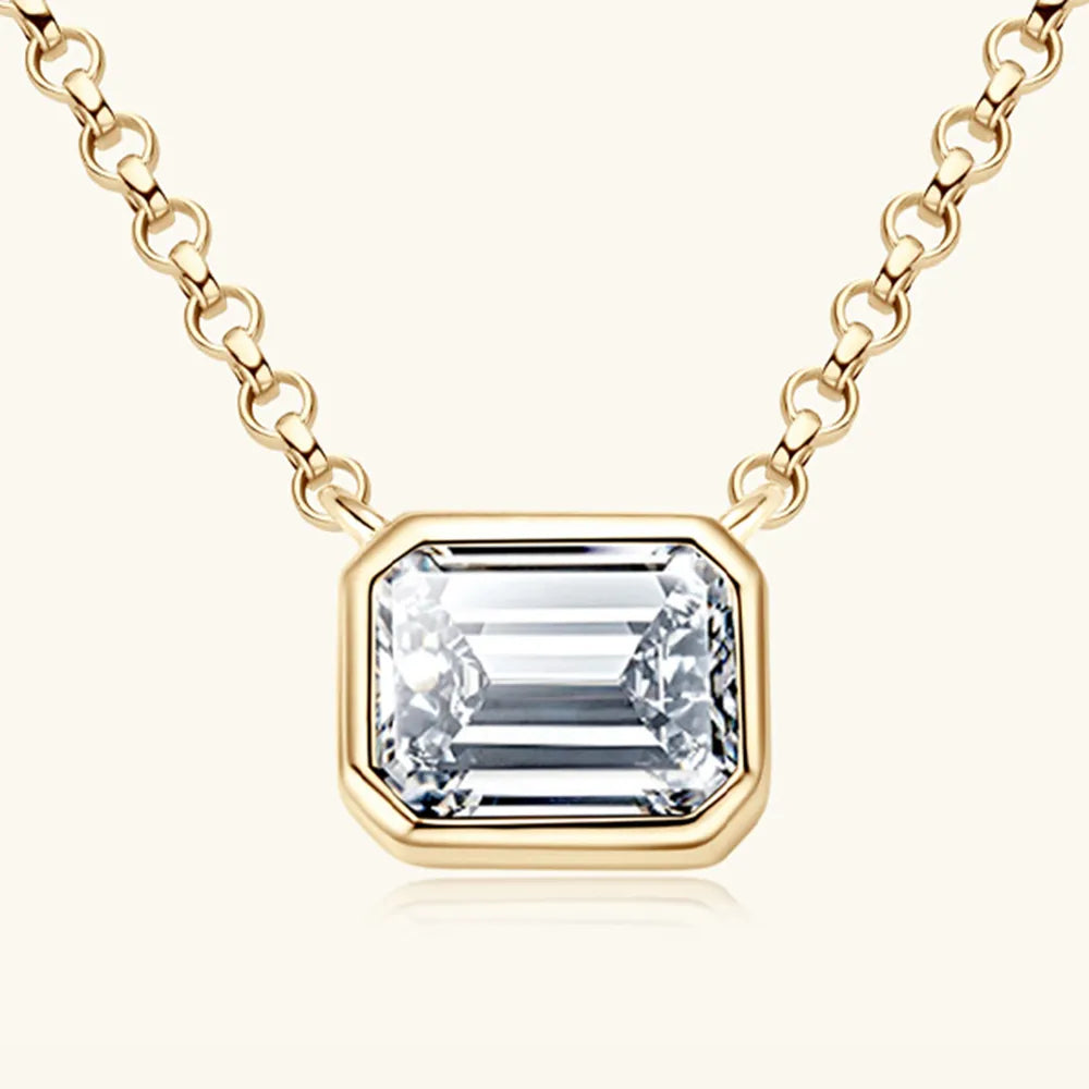 1-carat Morganite pendant necklace, small and elegant