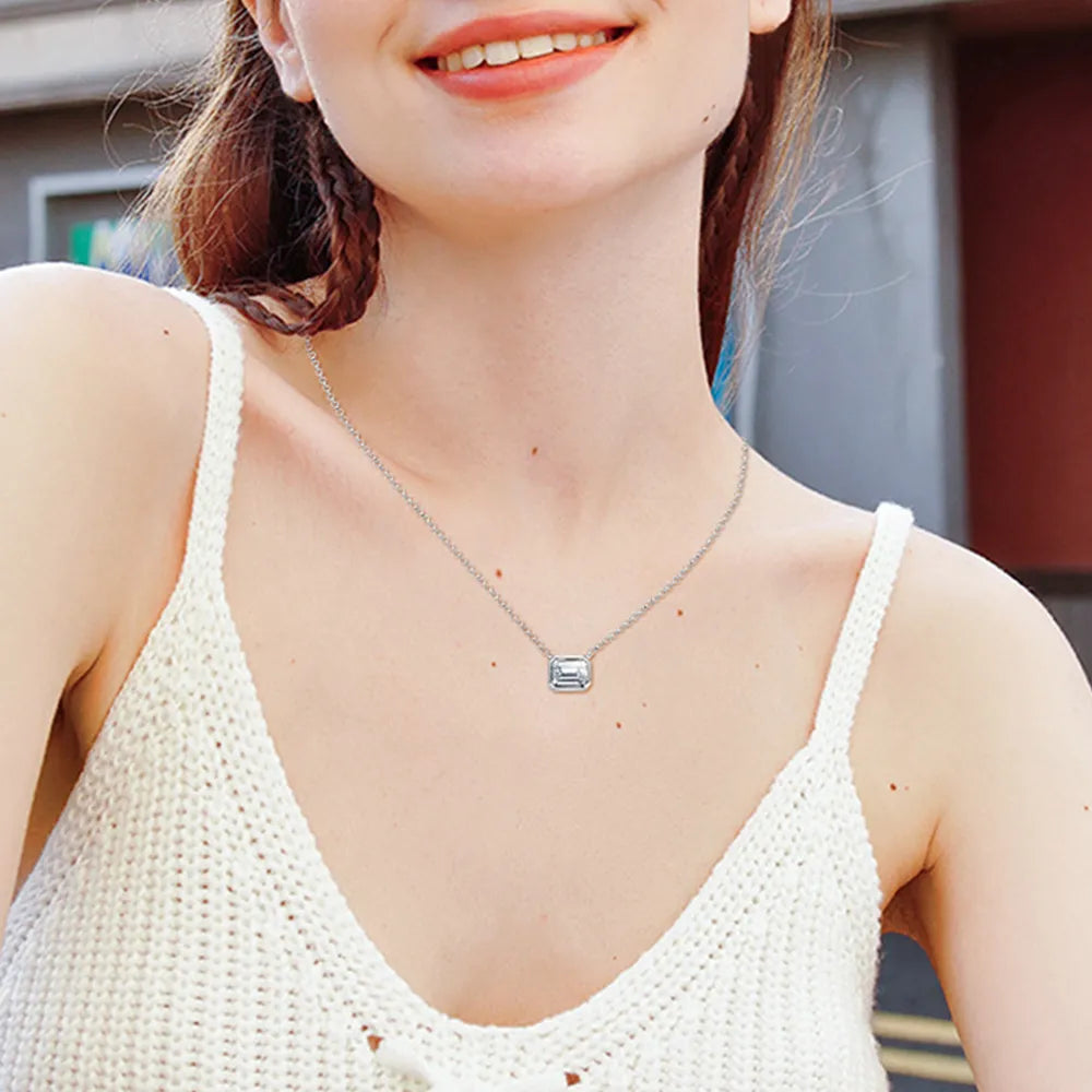 1-carat Morganite pendant necklace, small and elegant